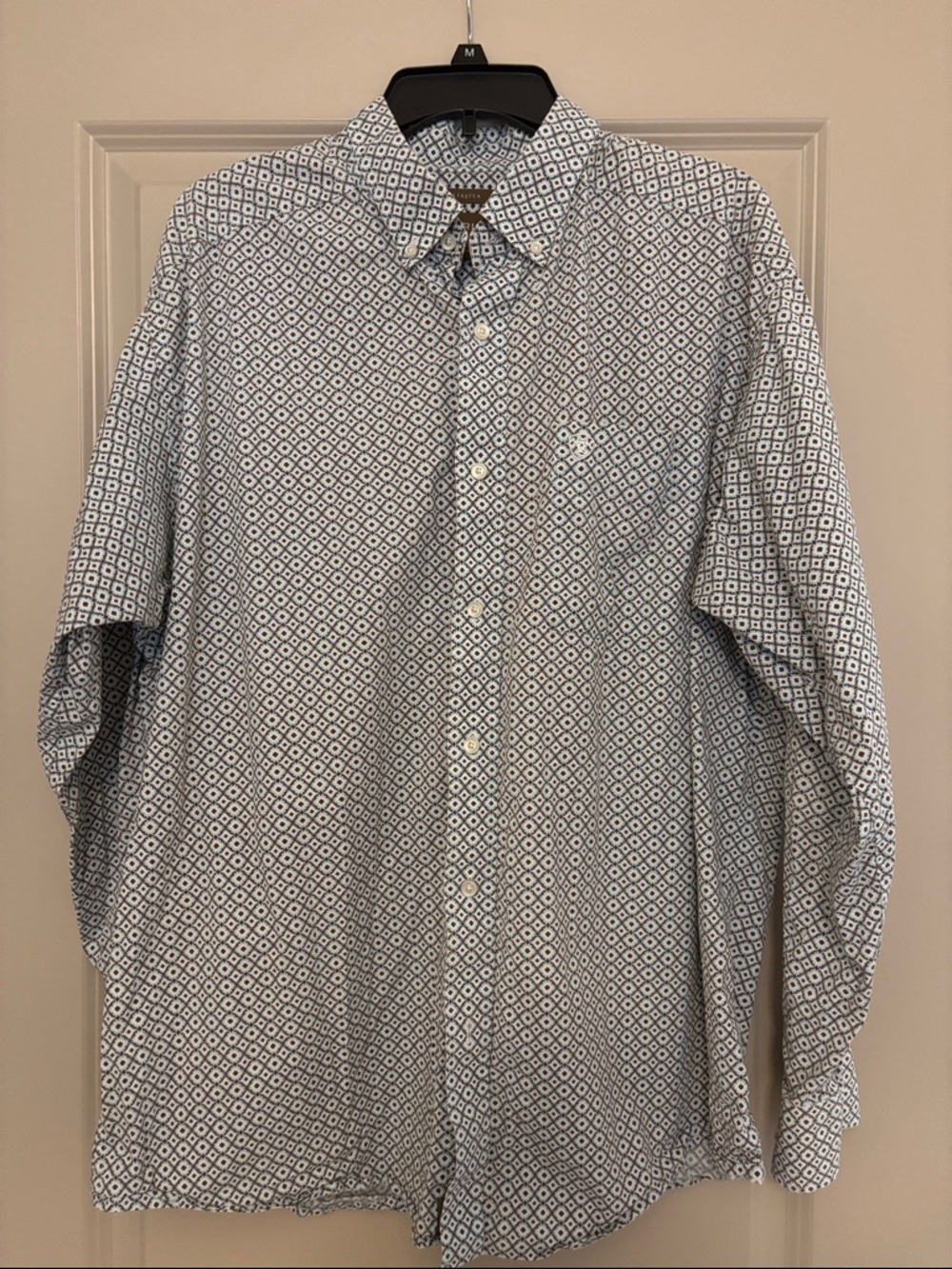 Men’s Ariat Long Sleeve print Shirt in size XL.